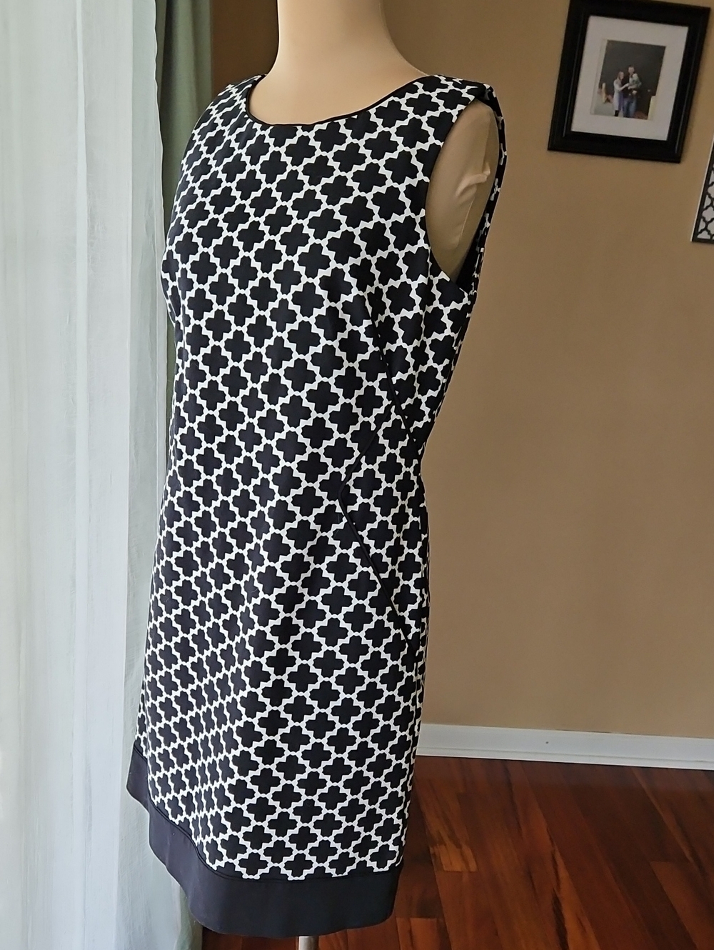White House Black Market Black White Geometric Sleeveless Shift Midi Dress Sz 8